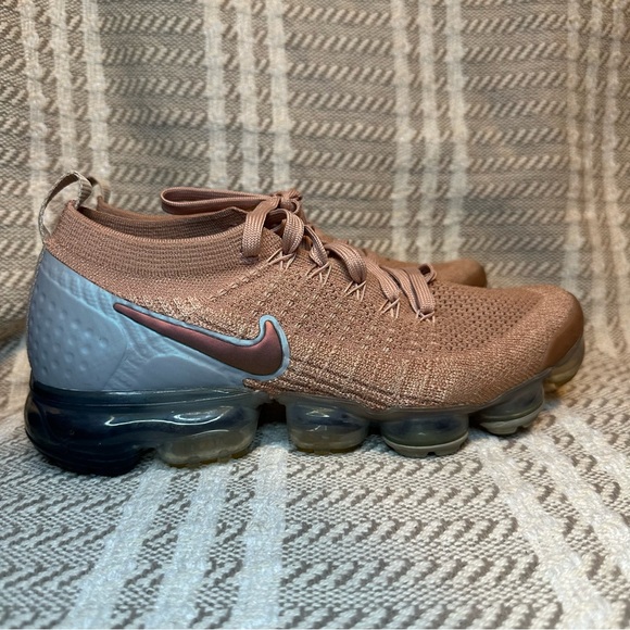 Nike Air Vapormax Flyknit 2 Rose Gold pre-owned.
Running shoes - Picture 1 of 5